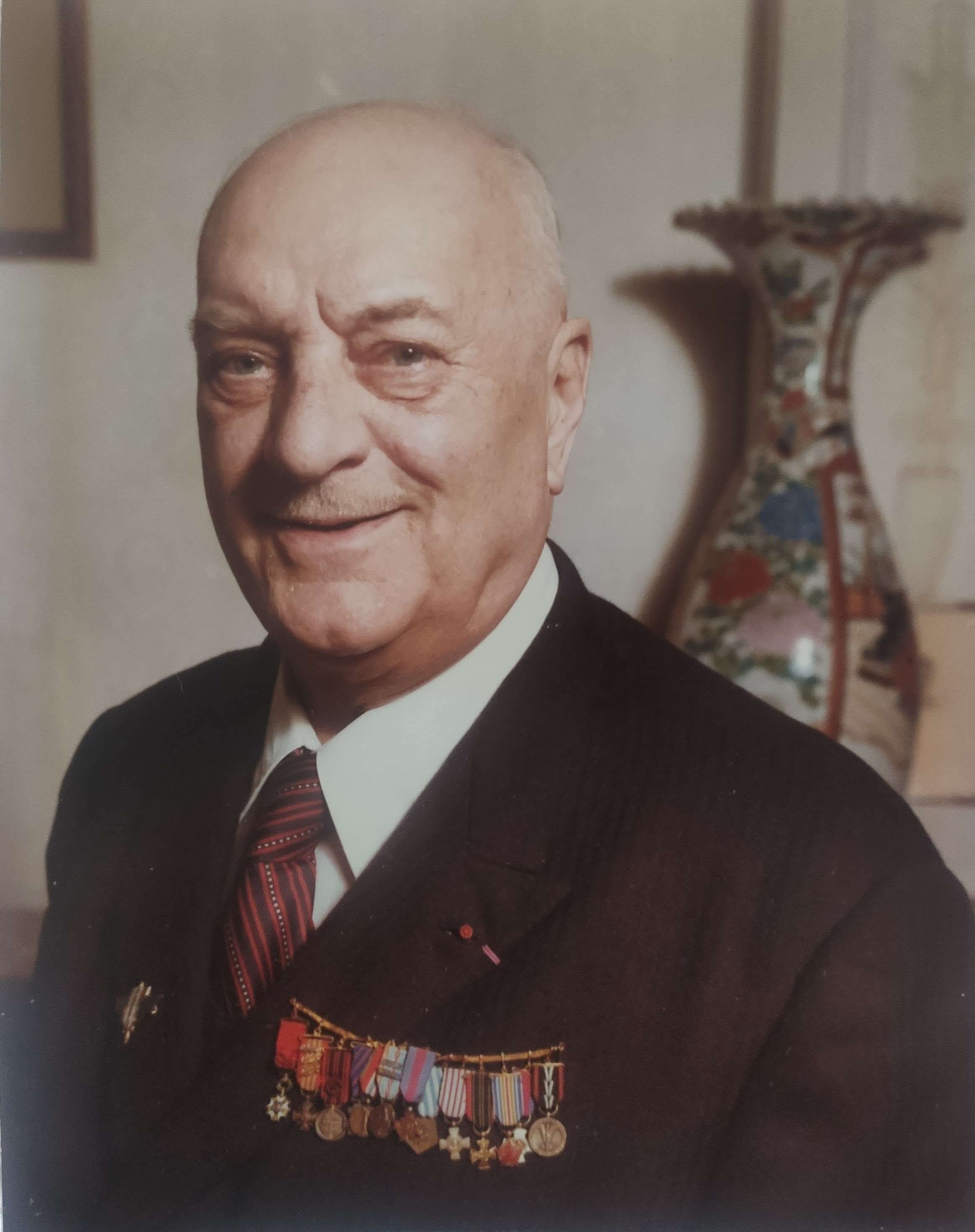 Louis Commandeur Légion d'honneur 1981